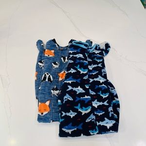 Pair of fleece footie pajamas VGUC 5t